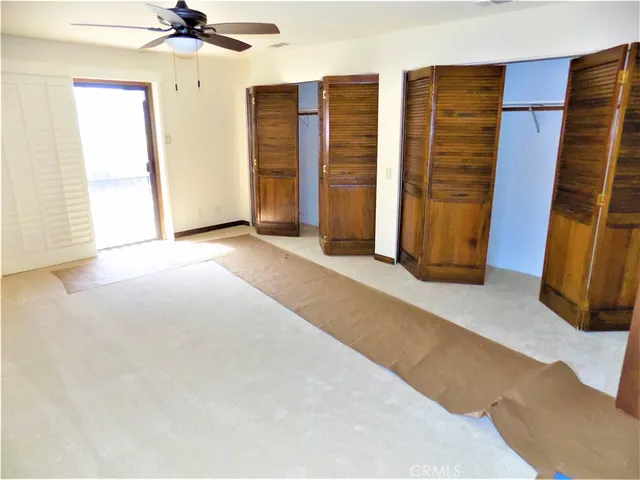 a view of empty room with a ceiling fan