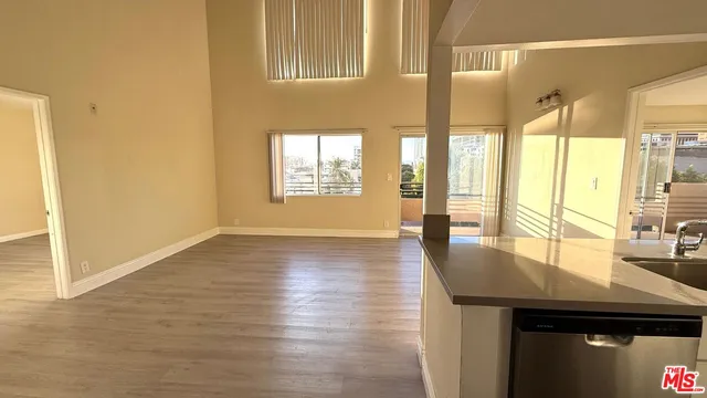 $2,900 | 701 South Kingsley Drive, Unit 405, Los Angeles, CA 90005