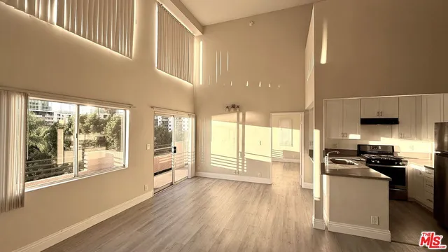 $2,900 | 701 South Kingsley Drive, Unit 405, Los Angeles, CA 90005