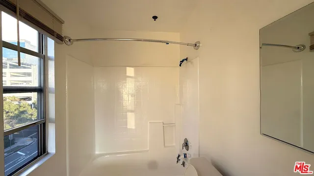 $2,900 | 701 South Kingsley Drive, Unit 405, Los Angeles, CA 90005