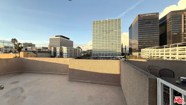 $2,900 | 701 South Kingsley Drive, Unit 405, Los Angeles, CA 90005