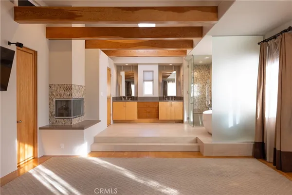 a view of livingroom with furniture