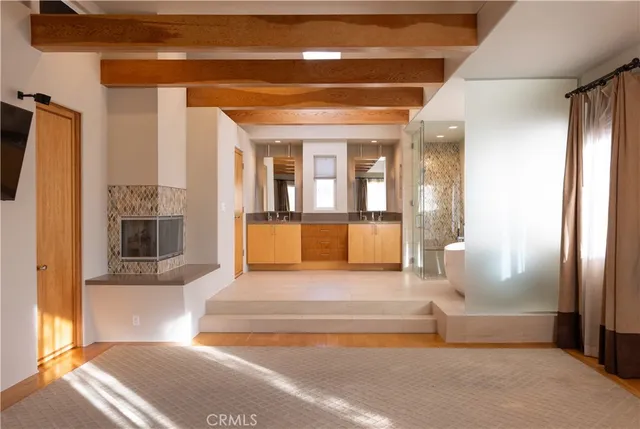 a view of livingroom with furniture