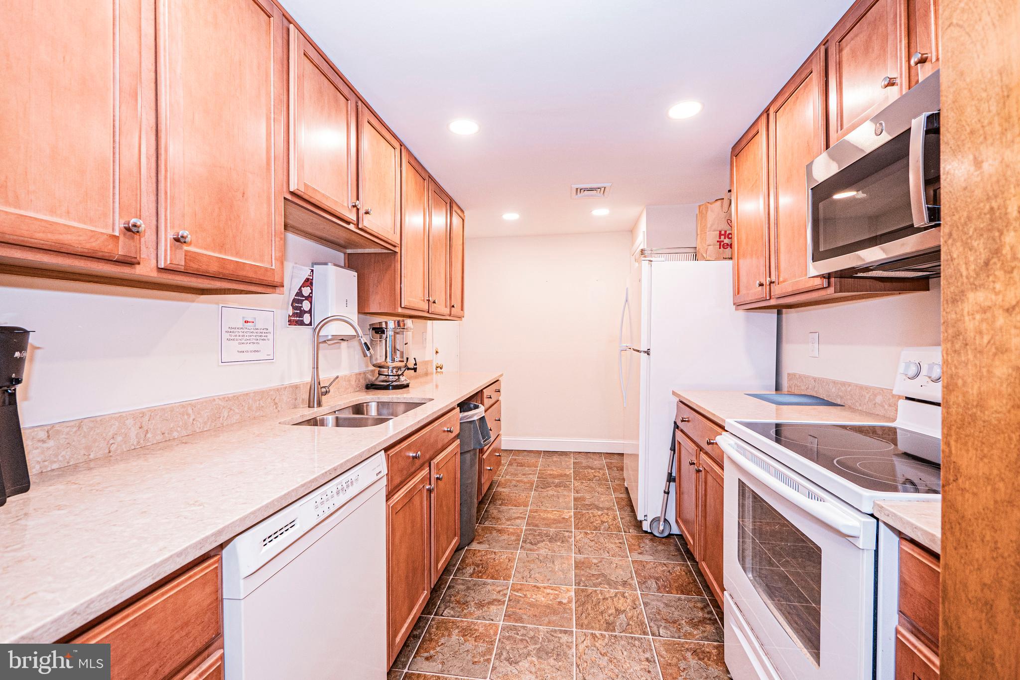 6101 Edsall Road, Unit 204 Alexandria, VA 22304 - Photo 36 of 56 Lounge kitchen area