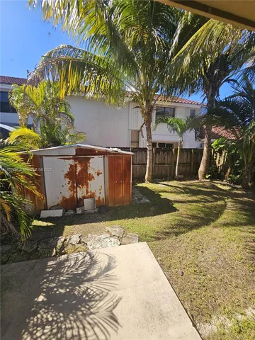 a view of a yard with plants