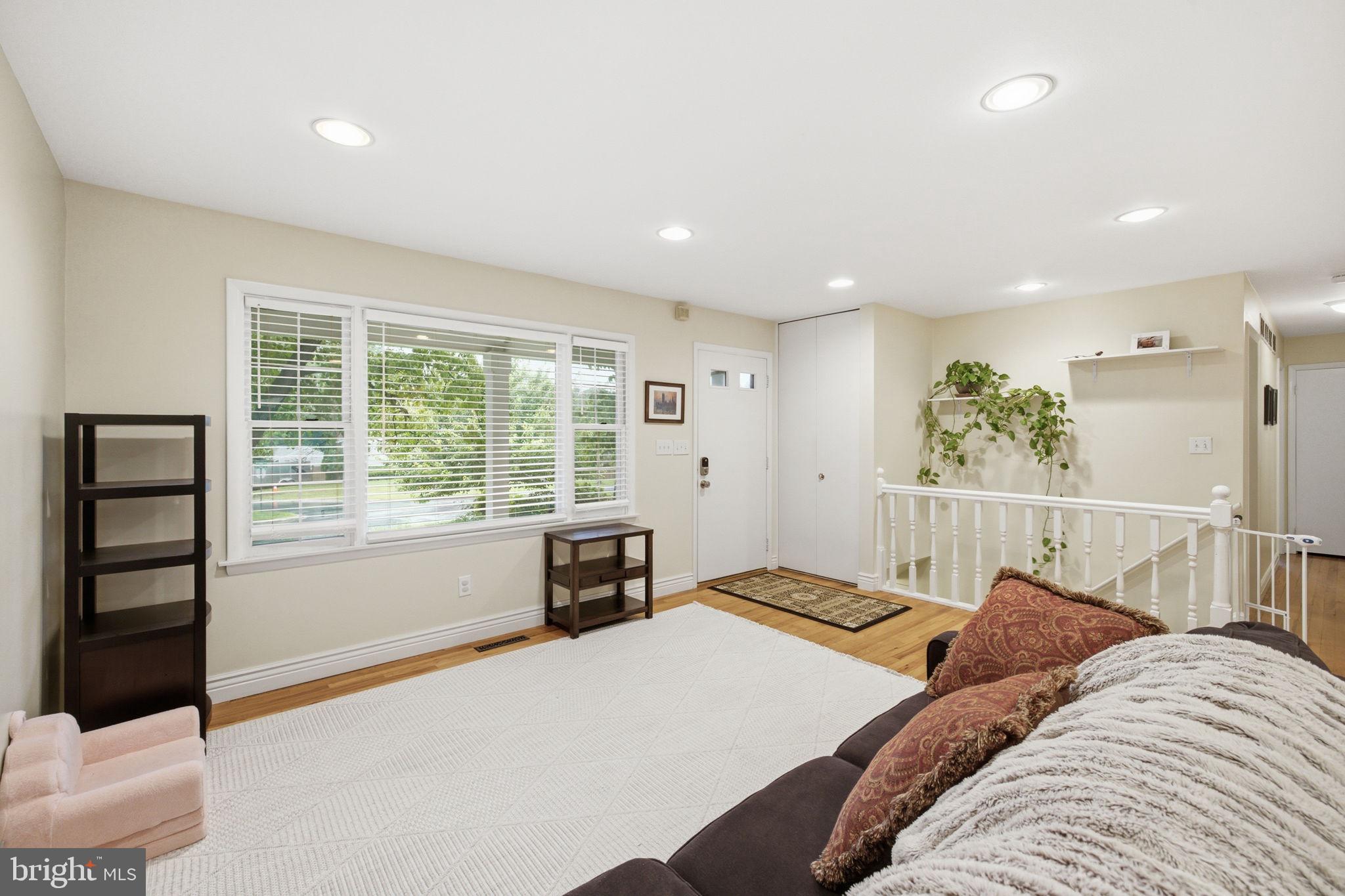 11937 Bayswater Road Gaithersburg, MD 20878 - Photo 6 of 55 Bright and inviting entryway space.