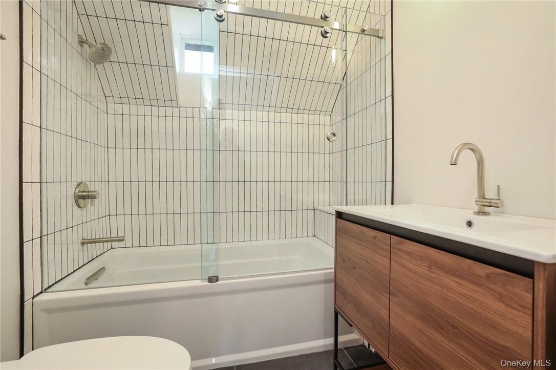 40 Mendota Avenue Rye, NY 10580 - Photo 25 of 31 3rd floor renovated bath