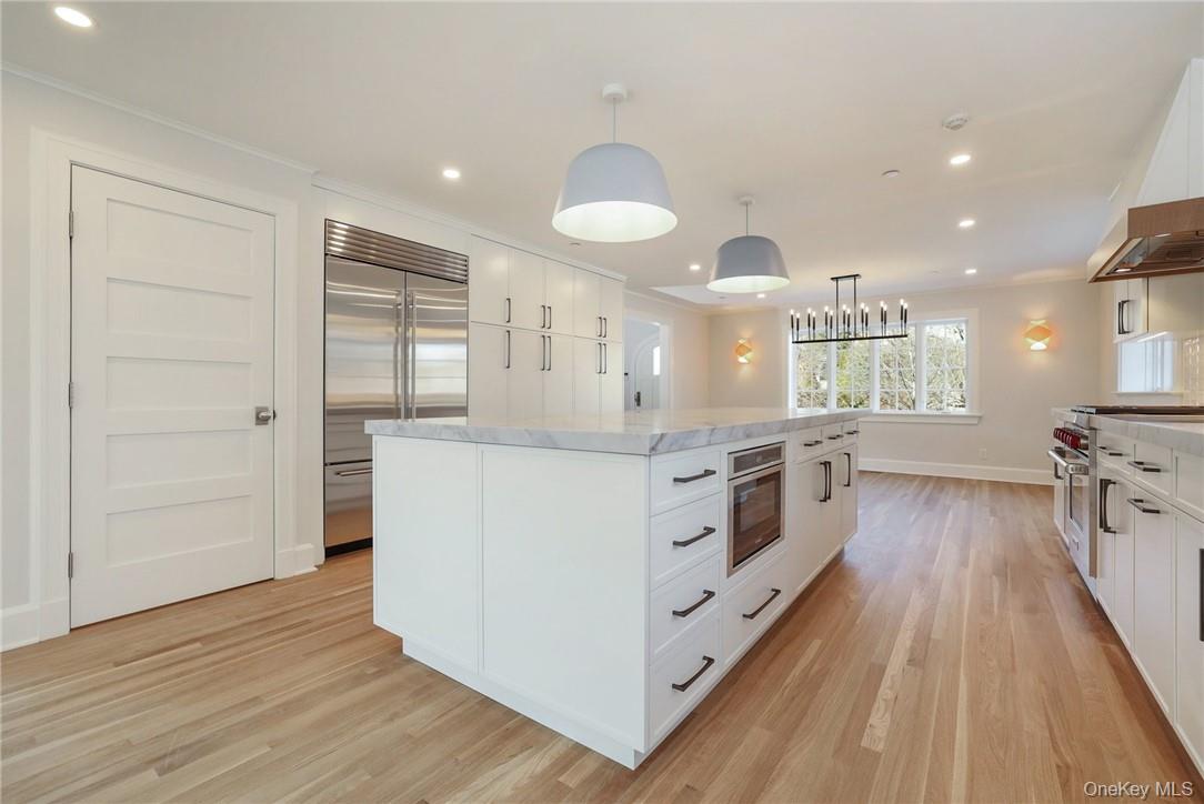 40 Mendota Avenue Rye, NY 10580 - Photo 7 of 31 Island seating for 5