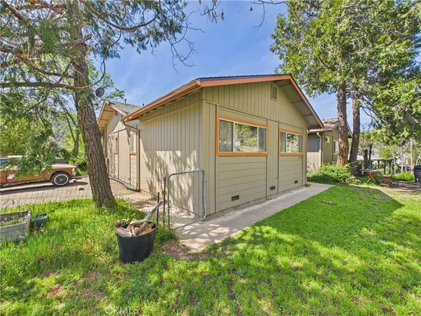 a view of front of a house with a yard