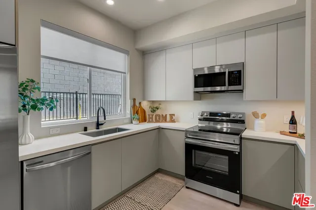 $988,800 | 117 East Plymouth Street, Inglewood, CA 90302