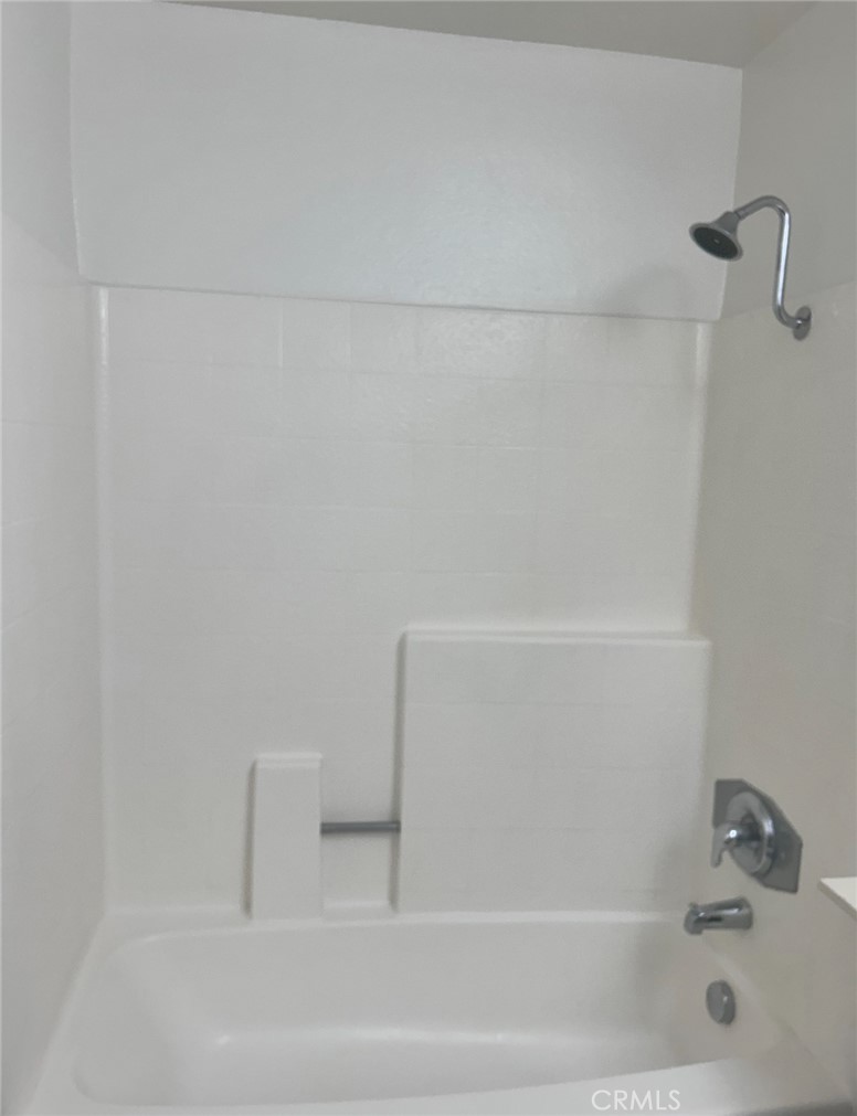 14448 Benefit Street, Unit 3 Sherman Oaks, CA 91423 - Photo 8 of 11 a bathroom with a bathtub