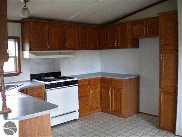 2534 Sawyer Road Traverse City, MI 49685 - Photo 10 of 21 1740113-9.JPG