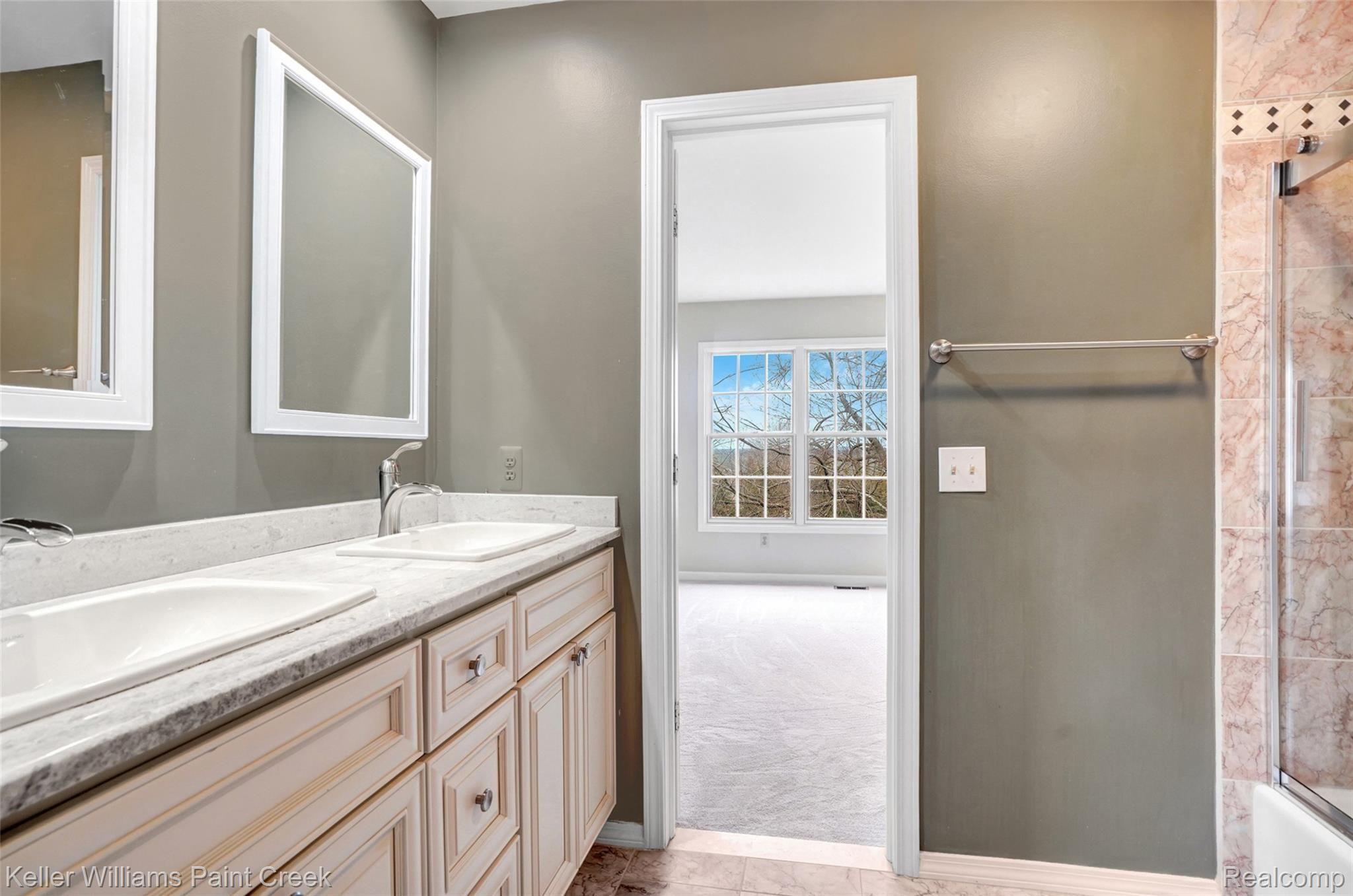 5678 Murfield Drive Rochester, MI 48306 - Photo 47 of 62 Jack and Jill Bathroom