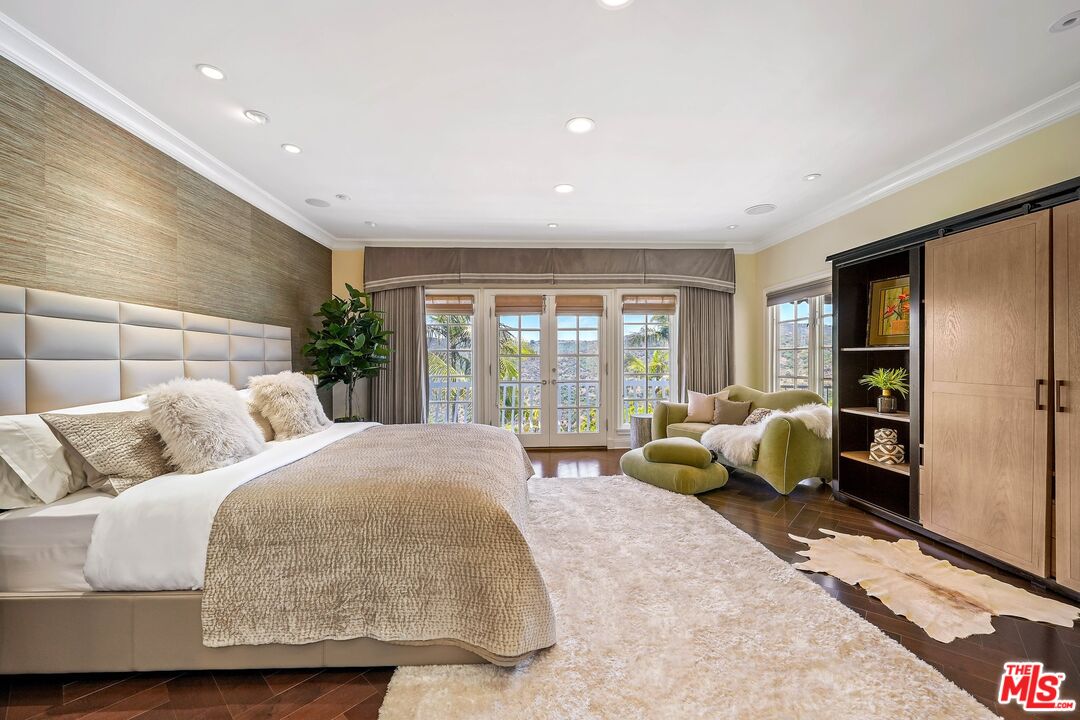 2305 Canyonback Road Los Angeles, CA 90049 - Photo 23 of 50 a spacious bedroom with a bed and glass couch
