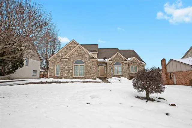 $575,000 | 2126 Kennedy Drive, Rochester Hills, MI 48309