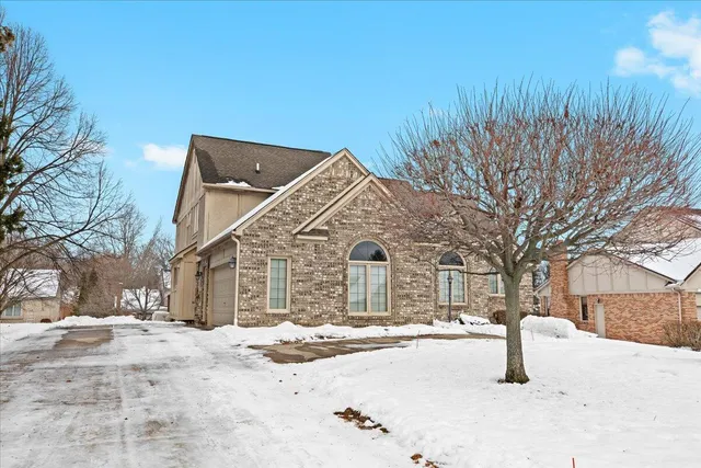 $575,000 | 2126 Kennedy Drive, Rochester Hills, MI 48309