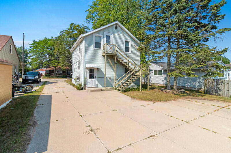 2515 16th Street Two Rivers, WI 54241 - Photo 34 of 39 Driveway