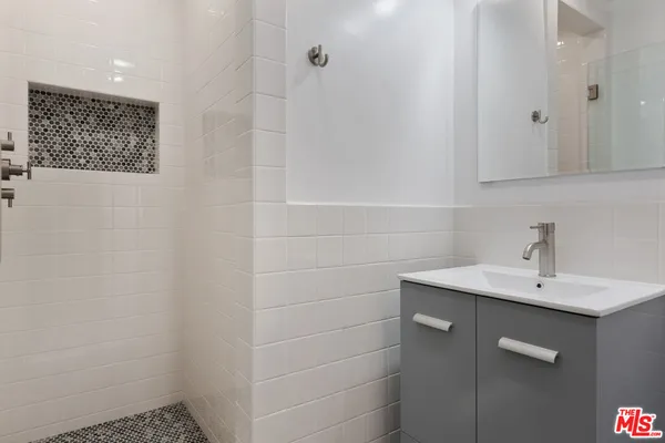 $3,400 | 1333 South Ogden Drive, Unit 6, Los Angeles, CA 90019