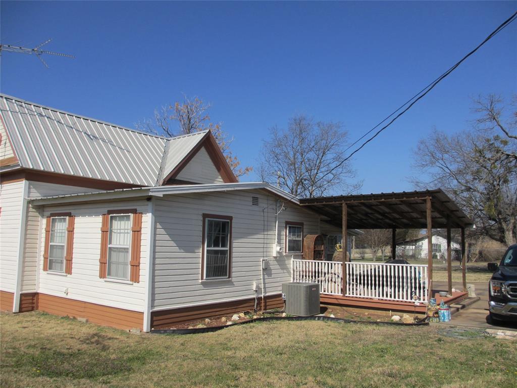 608 North Colorado Street Whitney, TX 76692 - Photo 5 of 27 a front view of a house with a yard