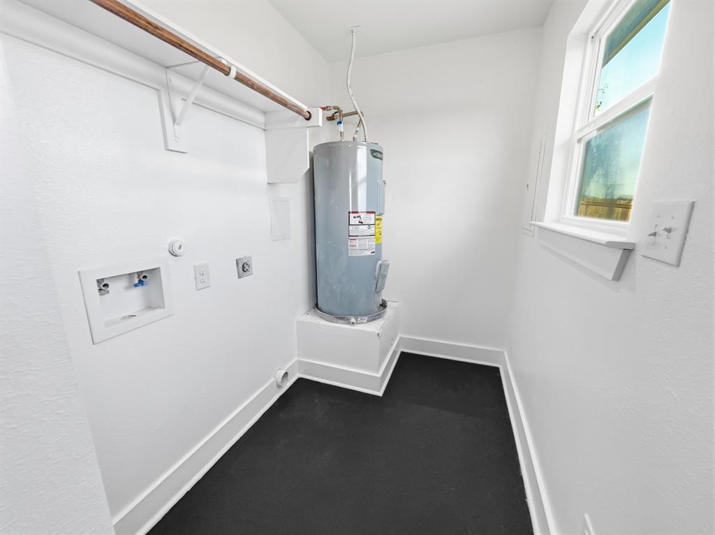 109 James Street, Unit 200 Decatur, TX 76234 - Photo 6 of 21 a view of an empty room