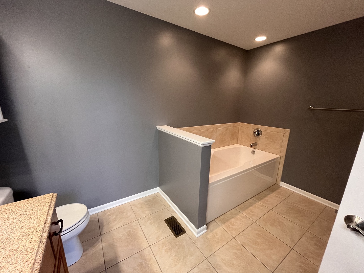 402 Chestnut Lane Beecher, IL 60401 - Photo 13 of 23 a bathroom with a bathtub and sink