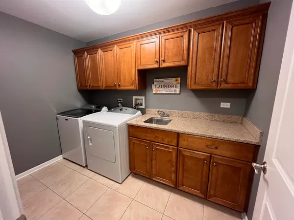 $249,900 | 402 Chestnut Lane, Beecher, IL 60401