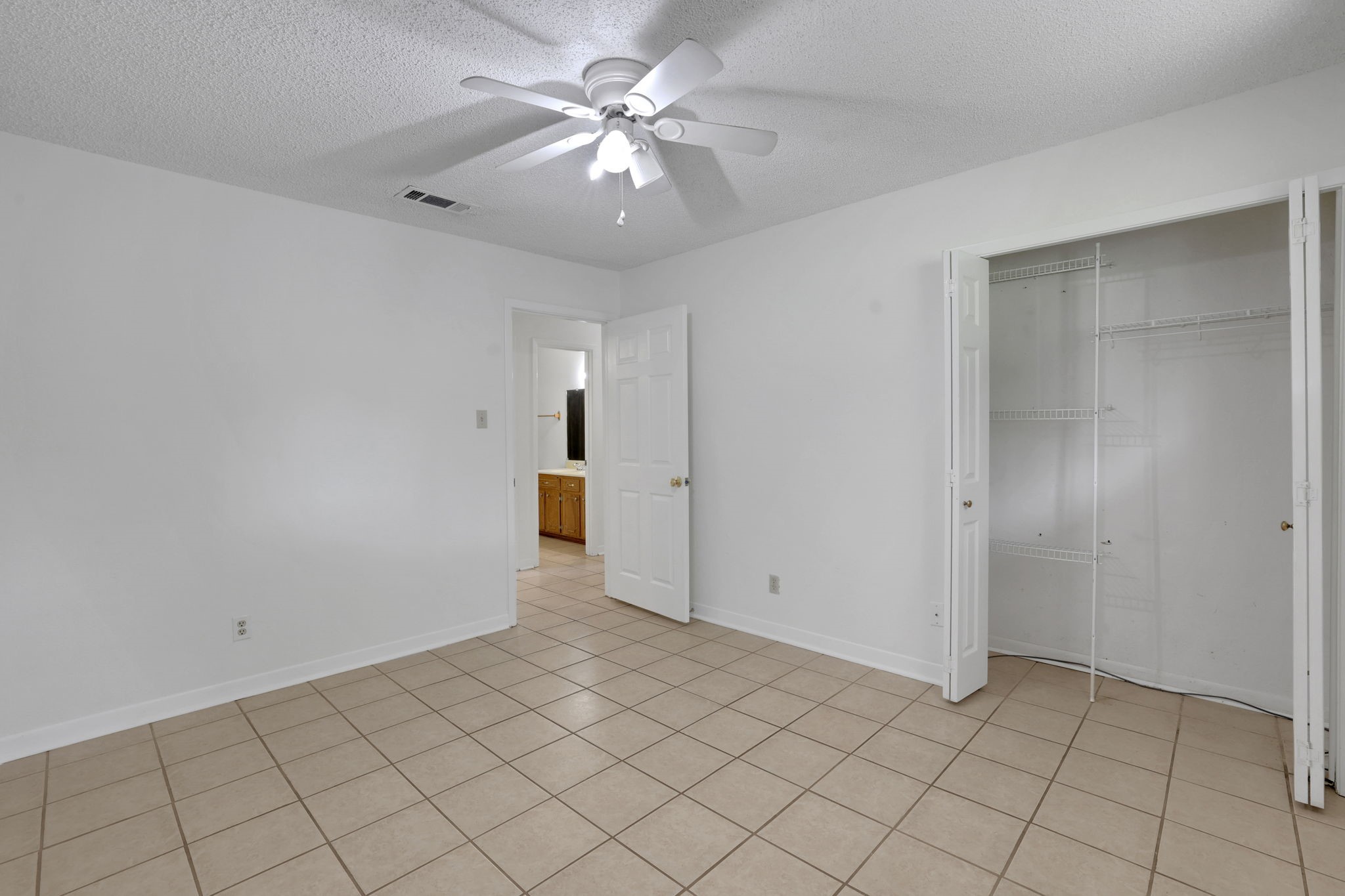 113 Hillendale Street Livingston, TX 77351 - Photo 21 of 36 Guest bedroom 1