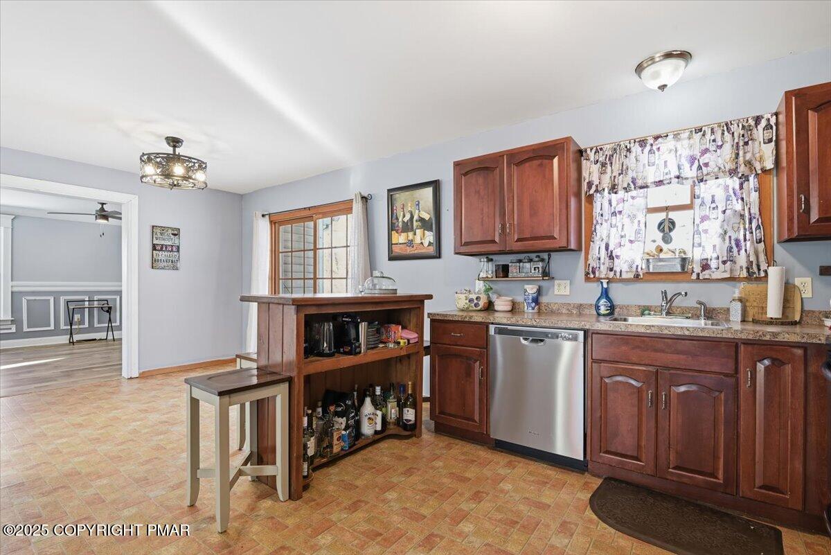 106 Ashley Court Bushkill, PA 18324 - Photo 13 of 61 kitchen