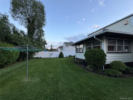 $739,000 | 665 Dianne Street, Seaford, NY 11783