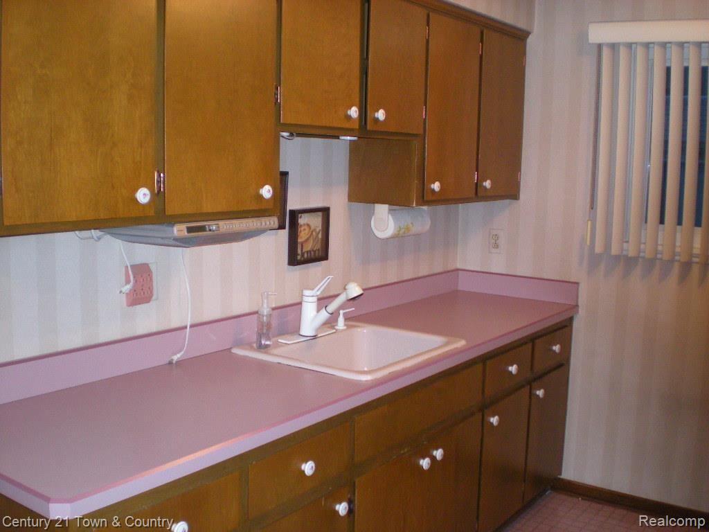 16471 East 10 Mile Road, Unit 2 Eastpointe, MI 48021 - Photo 8 of 18 DSCN5152.jpg