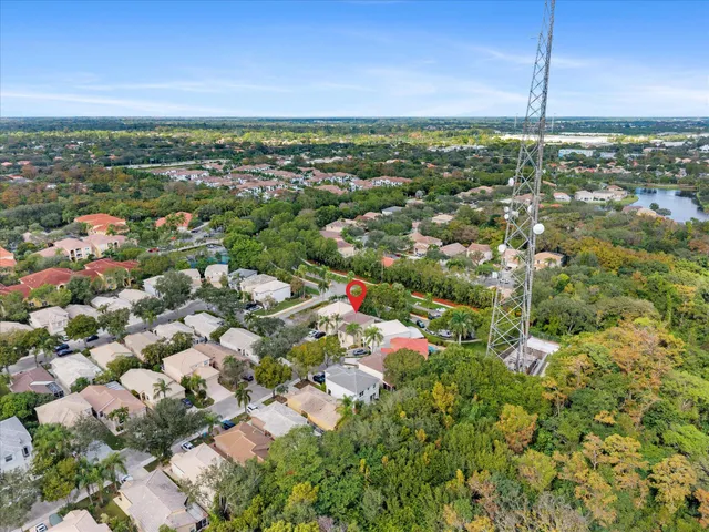 a view of a yard with a house