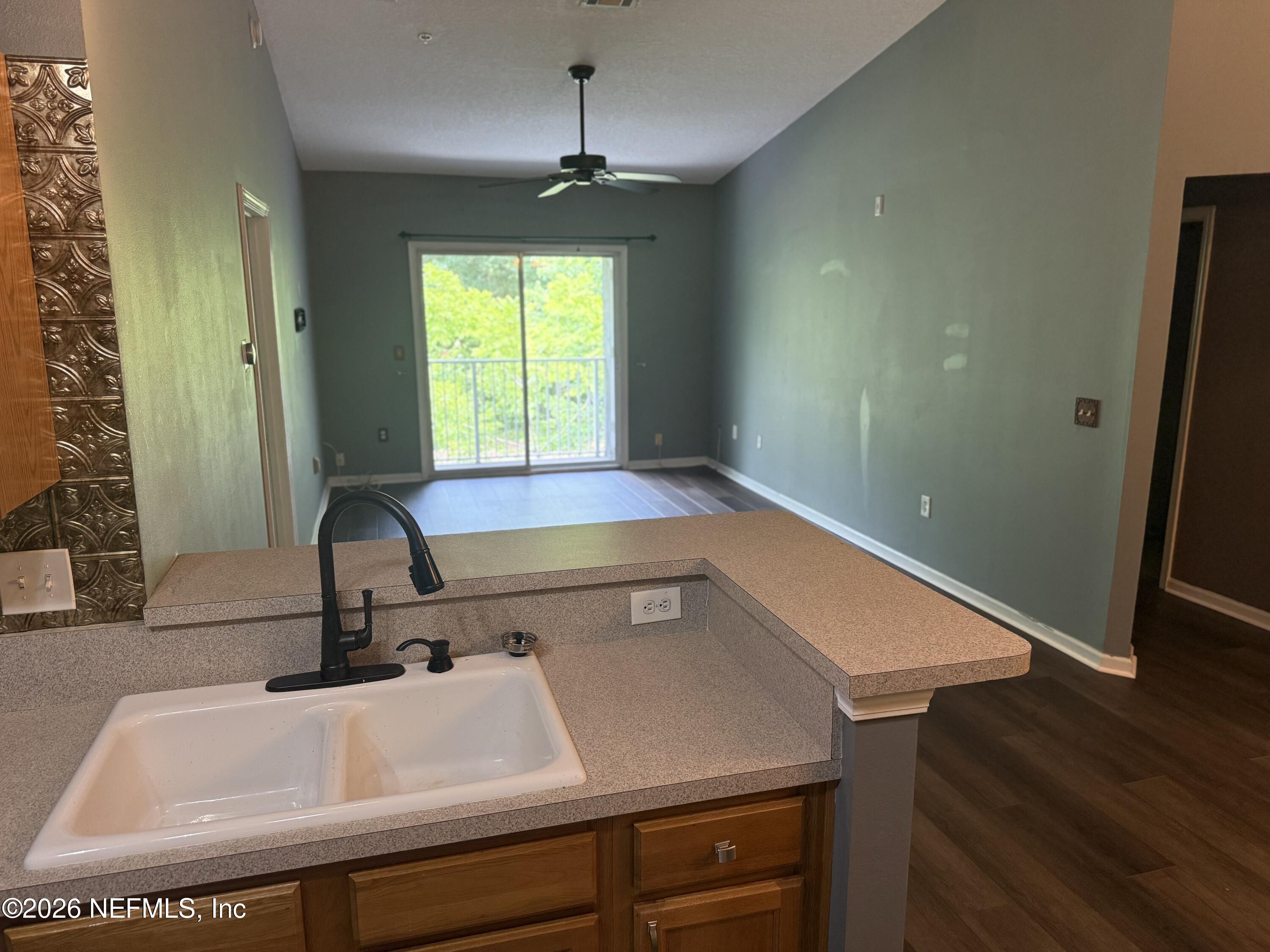 7920 Merrill Road, Unit 914 Jacksonville, FL 32277 - Photo 6 of 19 Kitchen to living