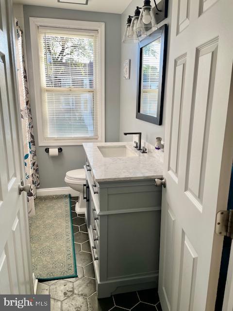 807 Stamford Road Baltimore, MD 21229 - Photo 23 of 40 Upper level full bathroom