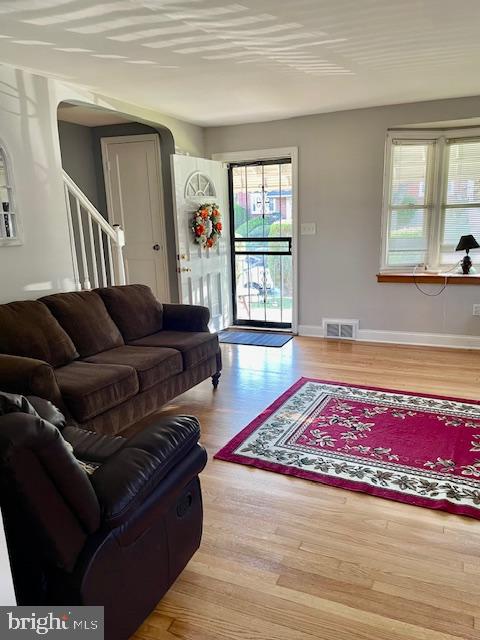 807 Stamford Road Baltimore, MD 21229 - Photo 4 of 40 Living room