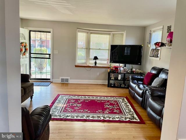 807 Stamford Road Baltimore, MD 21229 - Photo 5 of 40 Living room