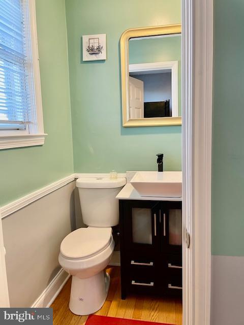 807 Stamford Road Baltimore, MD 21229 - Photo 10 of 40 Half bathroom- main floor