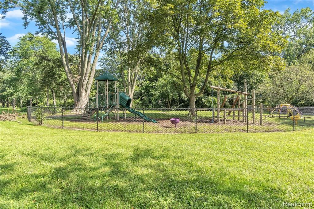 29537 Fox Grove Road Farmington Hills, MI 48334 - Photo 34 of 37