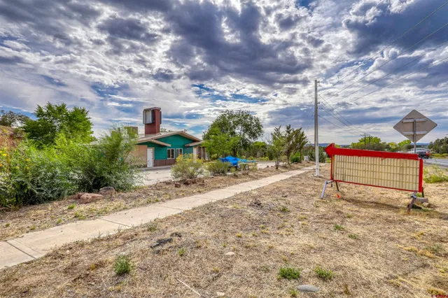a view of a bench in a backyard