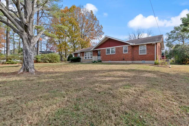 a view of a house with a yard