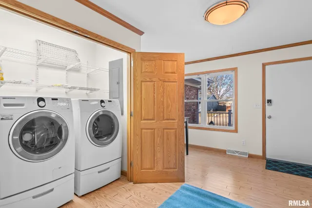 $220,000 | 814 Hackberry Drive, Chatham, IL 62629