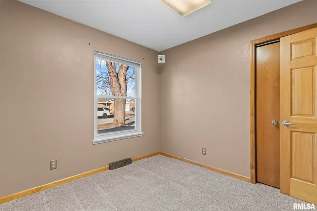 $220,000 | 814 Hackberry Drive, Chatham, IL 62629