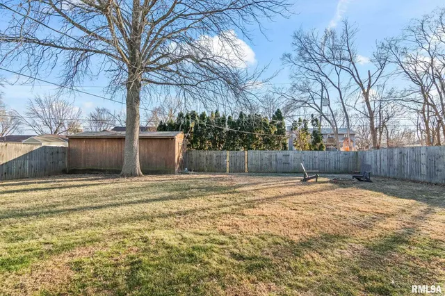 $220,000 | 814 Hackberry Drive, Chatham, IL 62629