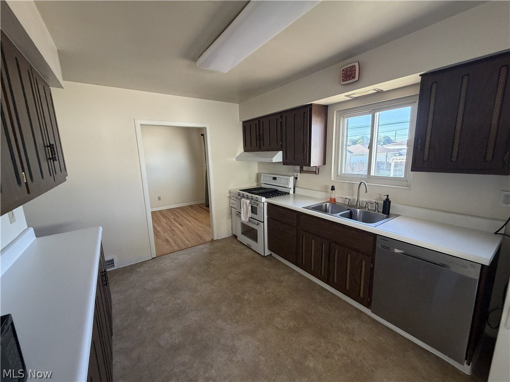 16124 Holland Road Brook Park, OH 44142 - Photo 4 of 19