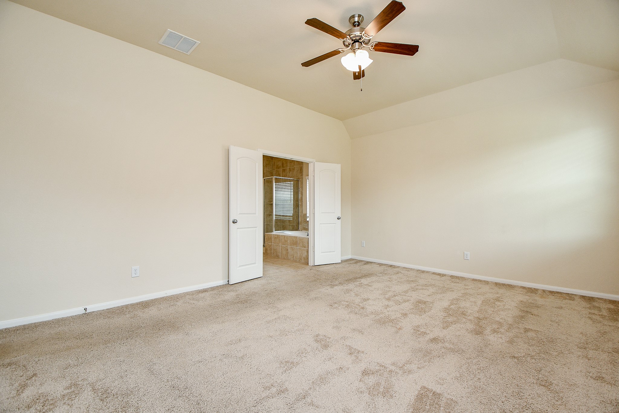 15210 Ordie Run Drive Humble, TX 77346 - Photo 26 of 40 an empty room with closet and a chandelier fan