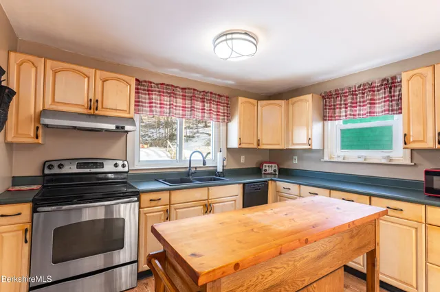 $279,900 | 30 Pinehurst Avenue, Pittsfield, MA 01201