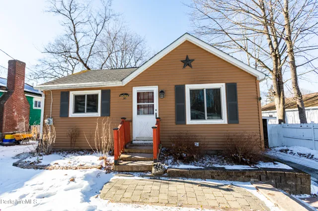 $279,900 | 30 Pinehurst Avenue, Pittsfield, MA 01201