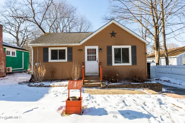 $279,900 | 30 Pinehurst Avenue, Pittsfield, MA 01201