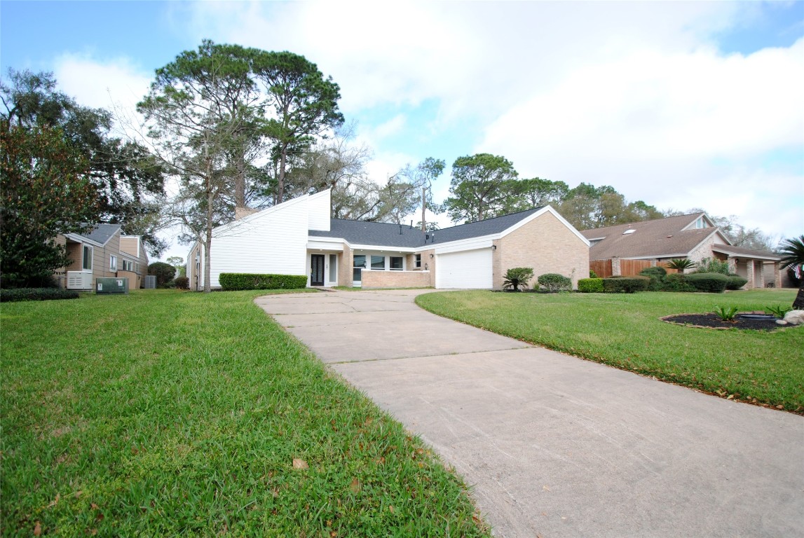 3322 Robinson Road Missouri City, TX 77459 - Photo 21 of 27 a front view of house with yard and green space