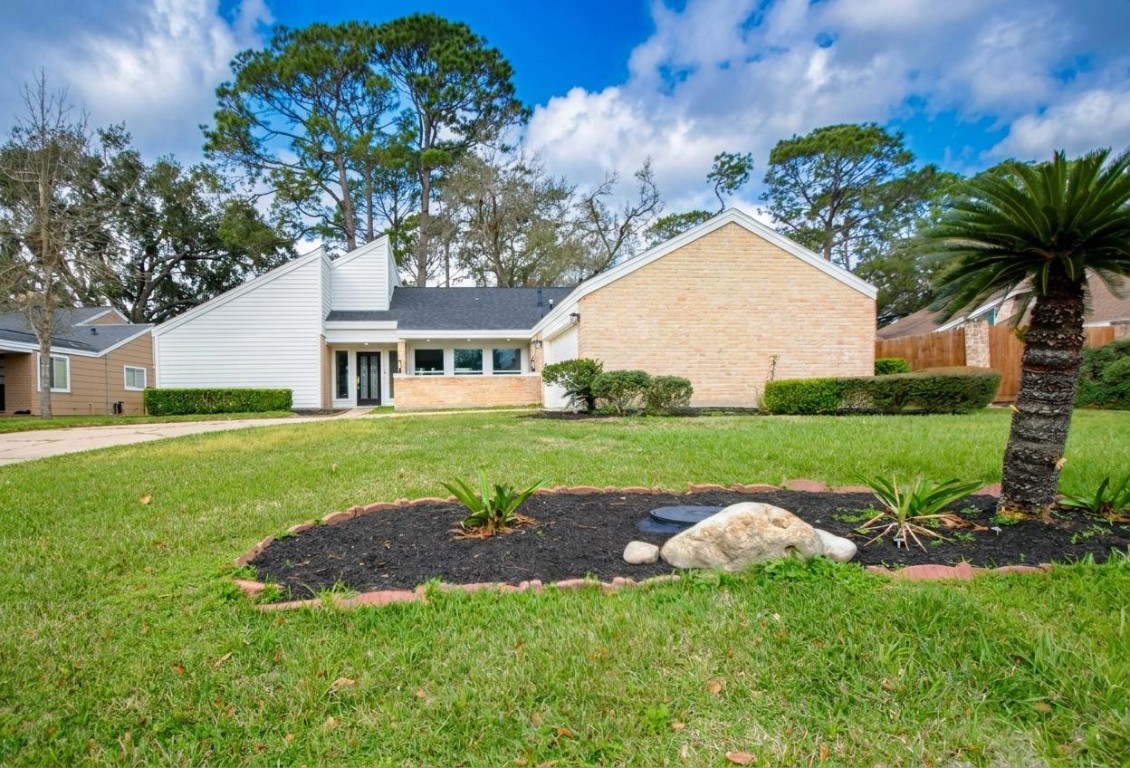 3322 Robinson Road Missouri City, TX 77459 - Photo 22 of 27 a view of backyard with garden and entertaining space