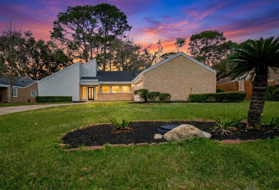 3322 Robinson Road Missouri City, TX 77459 - Photo 23 of 27 a view of backyard with garden and outdoor seating